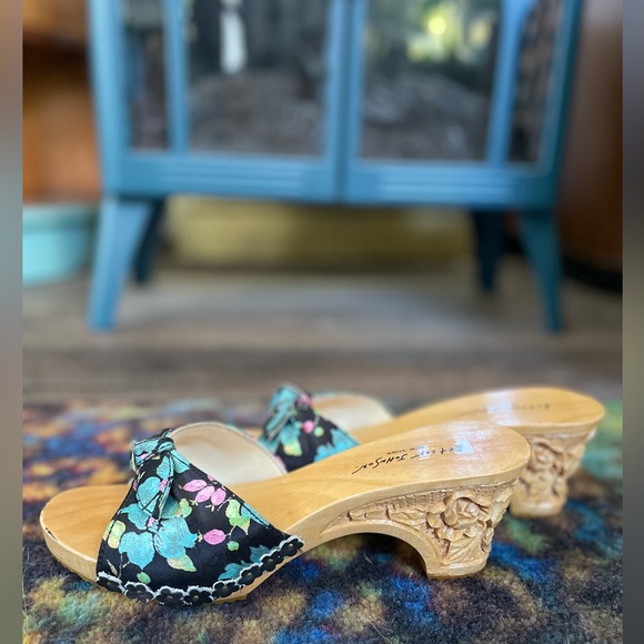 Betsey Johnson Shoes - Betsey Johnson wooden carved Tiki slide mule sandals NWOT